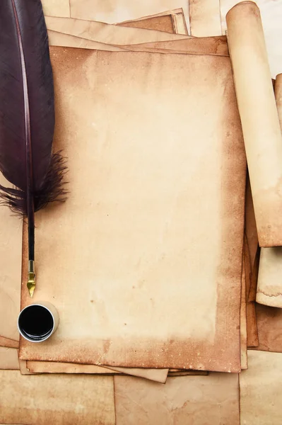 깃털 및 잉크와 함께 오래 된 종이 — 스톡 사진