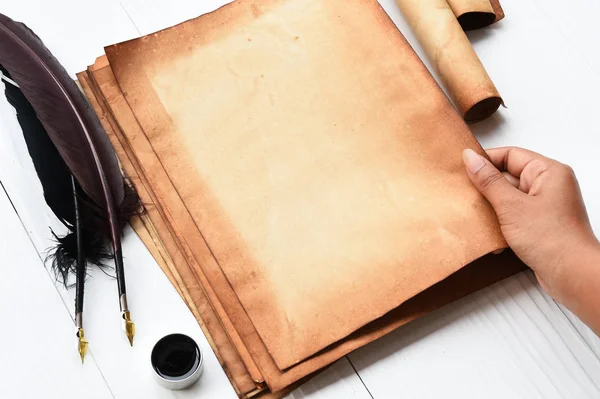 Papel viejo con pluma y tinta —  Fotos de Stock