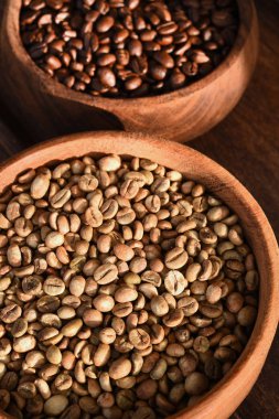 Taze kahve çekirdekleri kase 