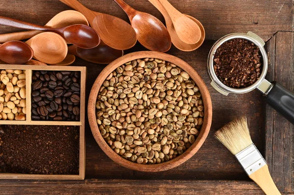 Diferentes granos de café en una caja rectangular — Foto de Stock