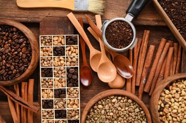 Taze çekilmiş kahve çekirdekleri bir metal filtre ve farklı kahve çekirdekleri 