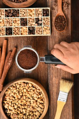 Taze kahve çekirdekleri metal filtre olarak yandan çekilmiş 