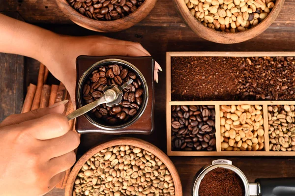 Biji kopi segar dalam mangkuk dan biji kopi di penggiling kopi — Stok Foto