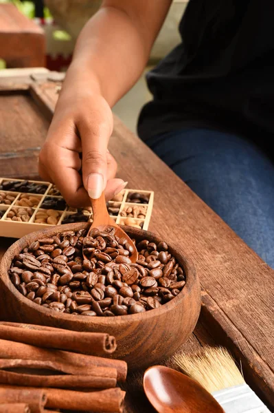 Свежие кофейные зерна в миске — стоковое фото