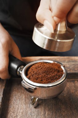 Taze kahve çekirdekleri metal filtre olarak yandan çekilmiş