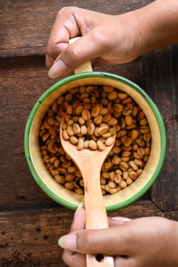 Taze kahve çekirdekleri kase 