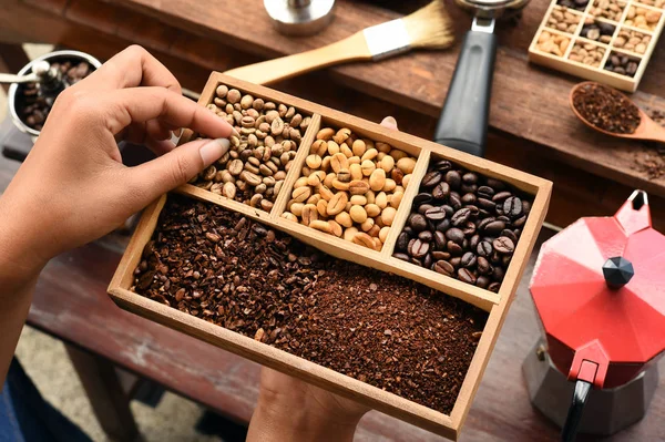 Segar tanah biji kopi dalam filter logam dan biji kopi dengan ketel merah — Stok Foto