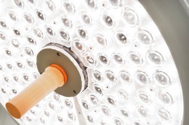 Ameliyat odasında cerrahi lambalar