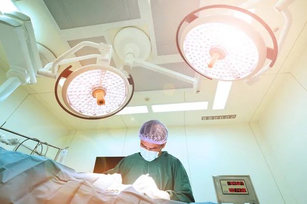 Veterinärer i operationssalen — Stockfoto