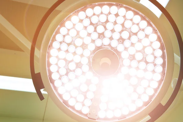 Хирургические лампы в операционной — стоковое фото