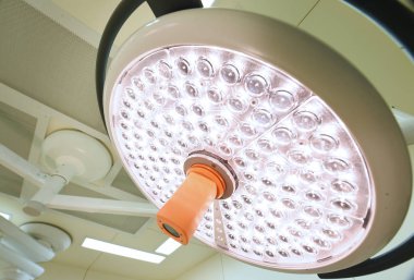 Ameliyat odasında cerrahi lambalar