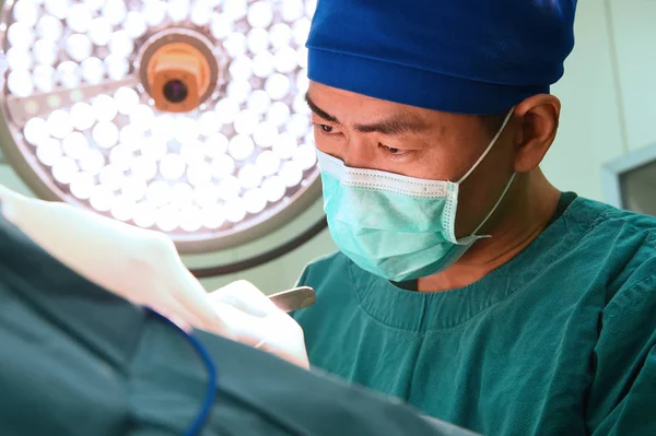 Cirurgiões veterinários na sala de cirurgia — Fotografia de Stock