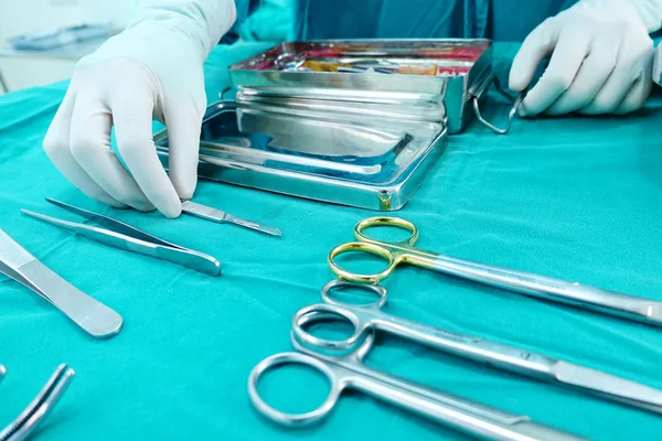 Prise de vue détaillée des instruments chirurgicaux stérilisés — Photo