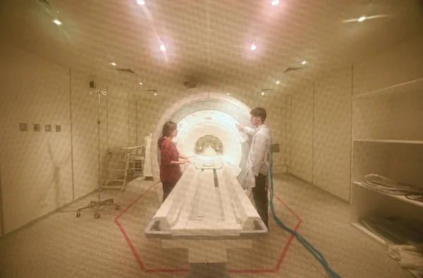 Veterinarian doctor working in MRI scanner room — Stock Photo, Image