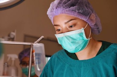 Veteriner cerrahlar ameliyathanede.