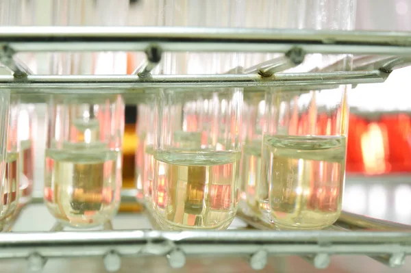 Experimento em laboratório químico — Fotografia de Stock