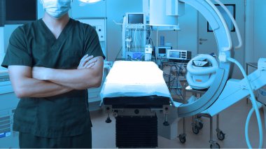 Veteriner cerrahlar ameliyathanede. 