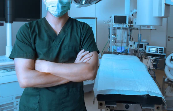Dokter hewan ahli bedah di ruang operasi — Stok Foto