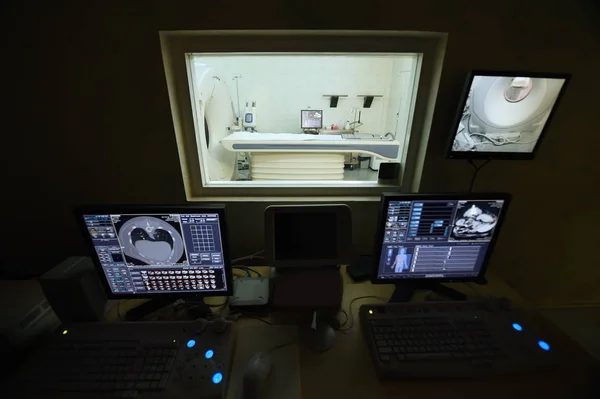 Veteriner Doktor MRI bilgisayar kontrolü ile — Stok fotoğraf