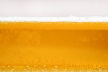 bira bardağı dökülür varlık 