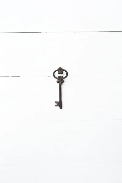 Vintage-Schlüssel isoliert auf weißem Hintergrund — Stockfoto