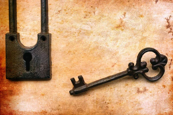 Vintage-Schlüssel auf altem Papier — Stockfoto