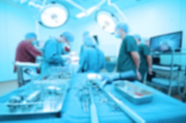 Размытие группы ветеринарной хирургии в операционной — стоковое фото