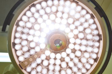 Ameliyat odasında cerrahi lambalar