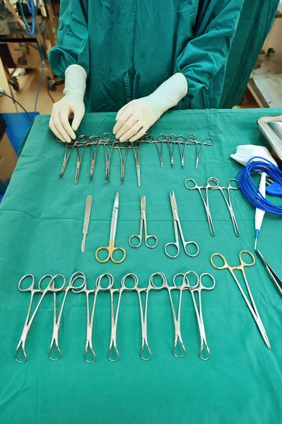 Prise de vue détaillée des instruments chirurgicaux stérilisés — Photo