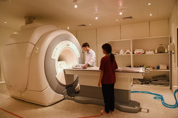 Mri 스캐너 룸에서 일 하는 수 의사 — 스톡 사진