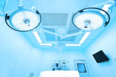 Modern ameliyathanede ekipman ve tıbbi cihazlar 