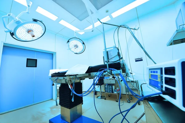 Оборудование и медицинское оборудование в современной операционной — стоковое фото
