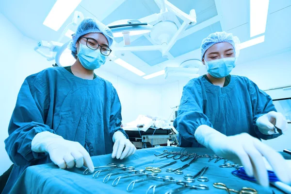 Zwei der Tierärzte im Operationssaal — Stockfoto