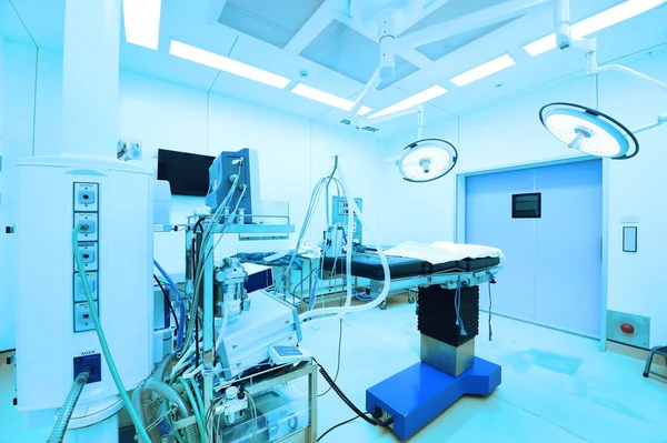 Equipment and medical devices in modern operating room — Stock Photo, Image