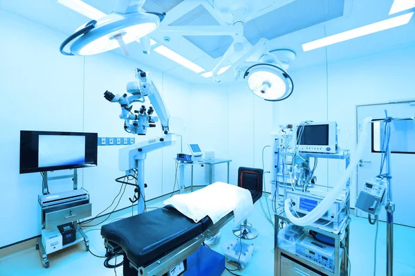 Equipment and medical devices in modern operating room — Stock Photo, Image