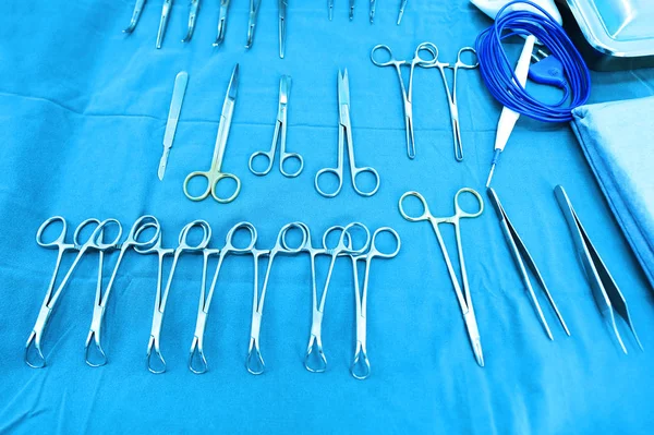 Detalhe tiro de instrumentos de cirurgia esterilizados com uma mão agarrando uma ferramenta — Fotografia de Stock