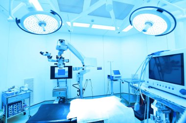 Modern ameliyathanede ekipman ve tıbbi cihazlar 