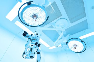 operasyon odasında iki ameliyat lambaları 