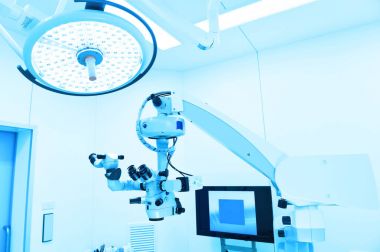 Modern ameliyathanede ekipman ve tıbbi cihazlar 