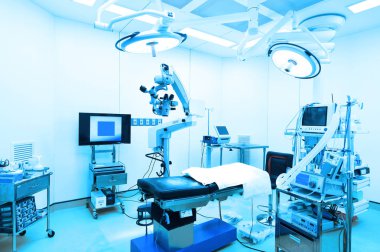 Modern ameliyathanede ekipman ve tıbbi cihazlar 