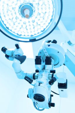 Ameliyat odasında cerrahi lambalar 