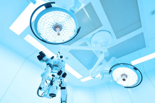 operasyon odasında iki ameliyat lambaları 