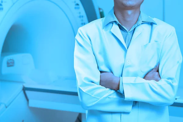 Médico veterinario trabajando en sala de resonancia magnética — Foto de Stock