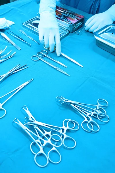 Yksityiskohta laukaus steriloitu kirurgian välineitä käsin tarttumalla työkalu — kuvapankkivalokuva