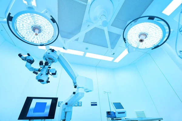 Modern ameliyathanede ekipman ve tıbbi cihazlar 