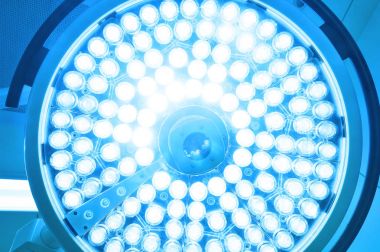 Ameliyat odasında cerrahi lambalar 