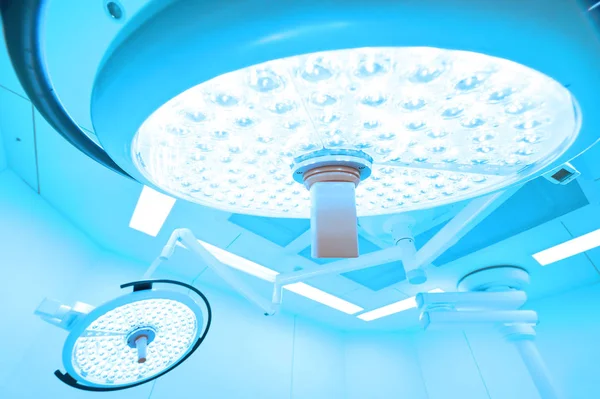 operasyon odasında iki ameliyat lambaları 