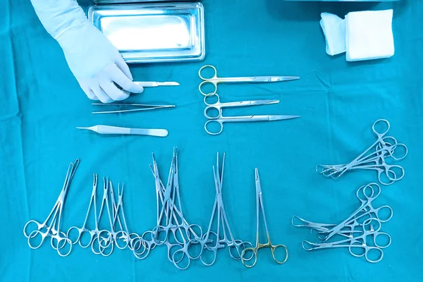 手握工具的类固醇外科器械的详细拍摄 — 图库照片