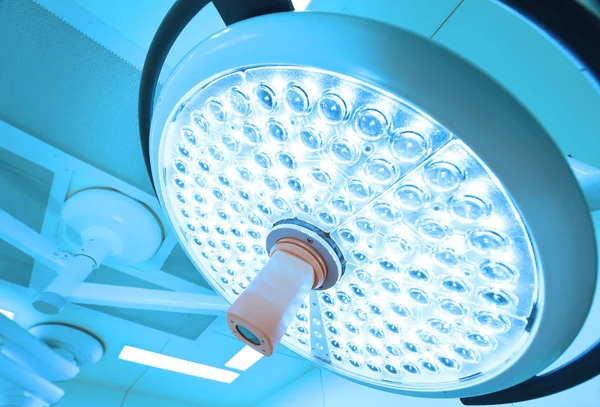 Ameliyat odasında cerrahi lambalar 