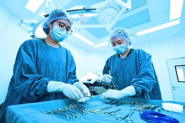 Two of veterinarian surgery in operation room — Stock Photo, Image